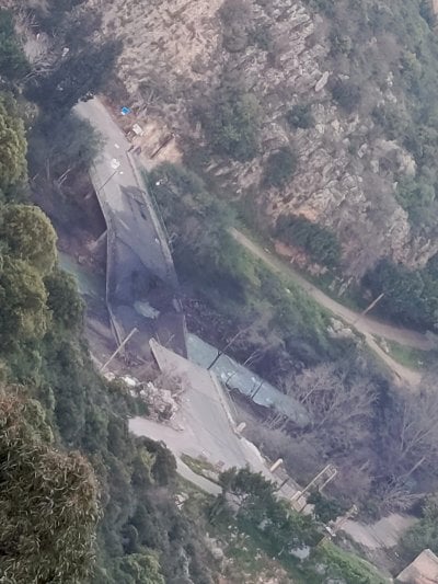 ضربة على شريان الجنوب… غارة إسرائيلية تقطع جسر الزرارية فوق الليطاني (صور)