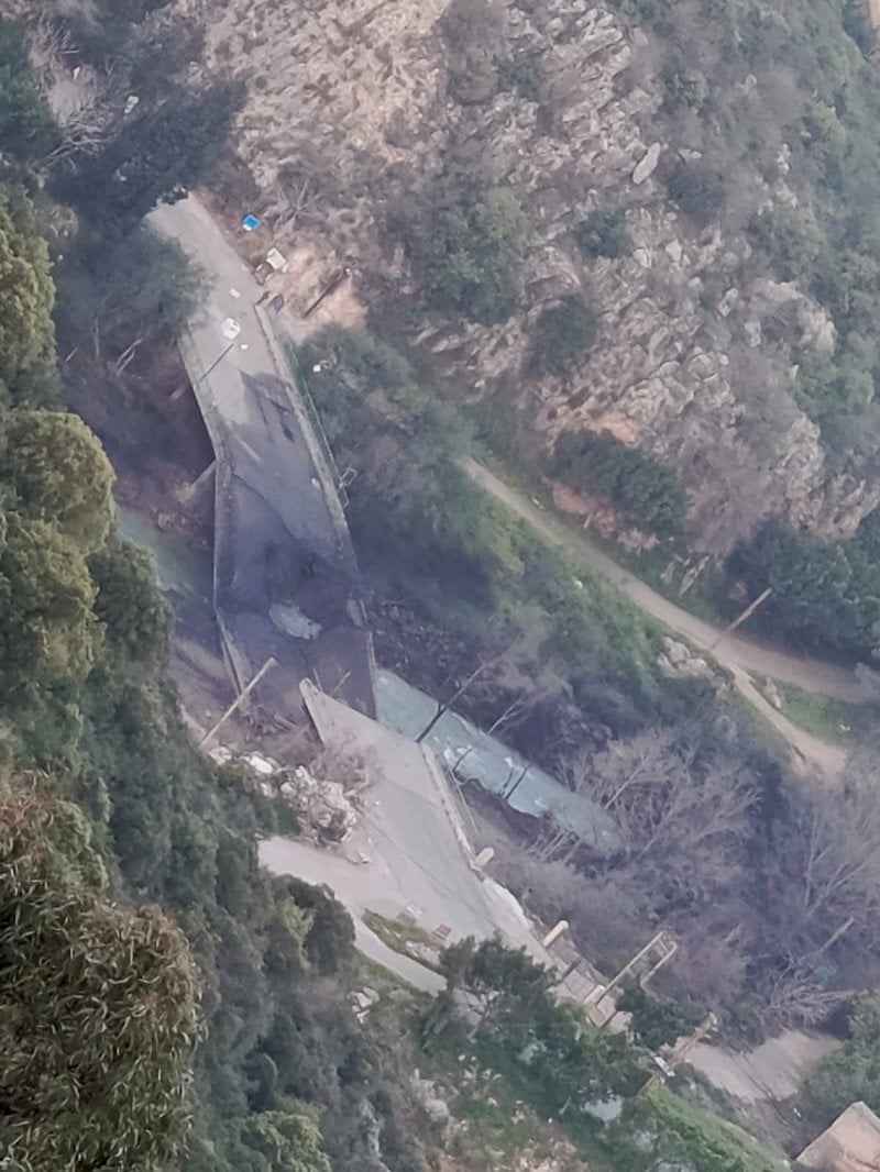 ضربة على شريان الجنوب… غارة إسرائيلية تقطع جسر الزرارية فوق الليطاني (صور)