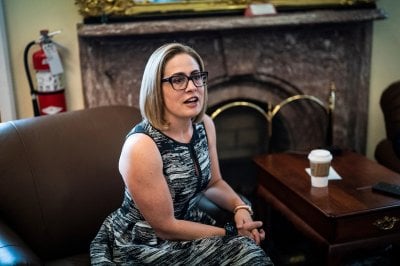 اعتراف صادم: سيناتورة أميركية سابقة تكشف علاقتها السرية مع حارسها