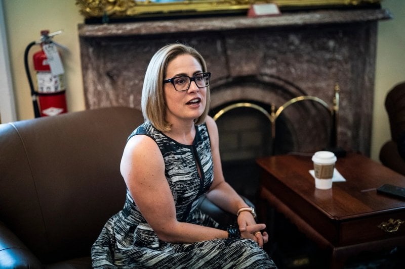 اعتراف صادم: سيناتورة أميركية سابقة تكشف علاقتها السرية مع حارسها