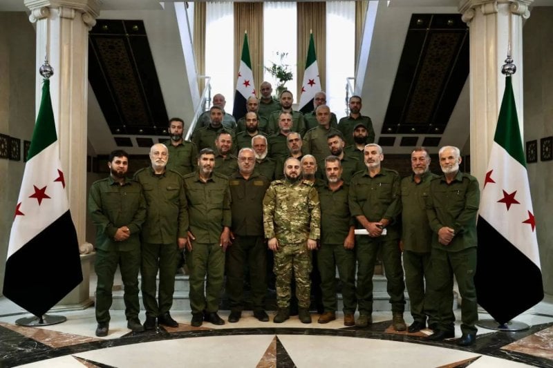 لا نية هجومية... "الدفاع السورية" توضح أسباب الحشد على الحدود مع لبنان