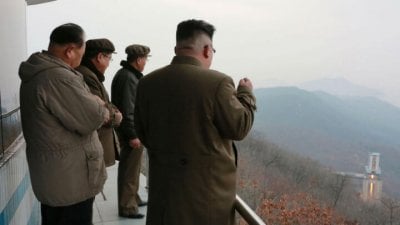 كيم جونغ يقود استعراضًا عسكريًا جديدًا… تجربة صواريخ استراتيجية بحضور ابنته