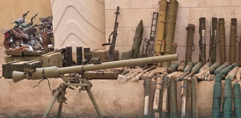 صواريخ مضادة للدروع والطيران… ضبط مستودع أسلحة ضخم في سوريا (صور)