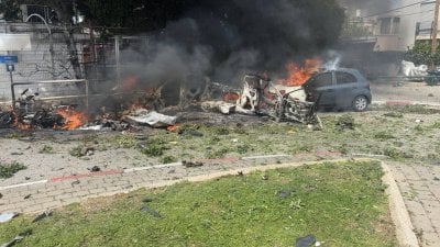 هجوم صاروخي جديد… شظايا تسقط في تل أبيب وتسبب حرائق (فيديو)