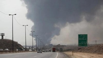 غارات إسرائيلية تستهدف بندر عباس... ومقتل قائد إيراني بارز!