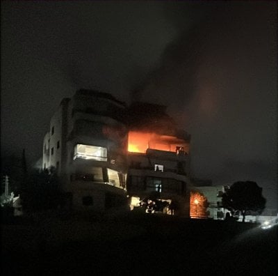 غارة تهزّ صيدا فجراً… استهداف شقة سكنية بصاروخين (فيديو)