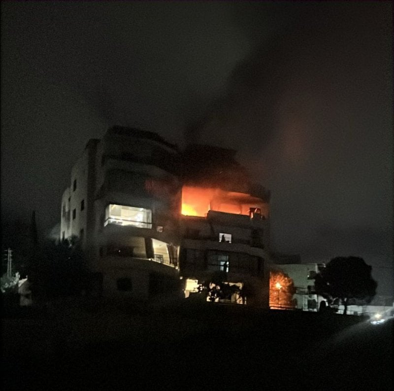 غارة تهزّ صيدا فجراً… استهداف شقة سكنية بصاروخين (فيديو)