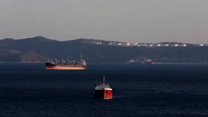 نافذة مؤقتة للنفط... قرار ترامب يثير الجدل ويغيّر المعادلة 