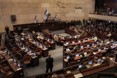 صواريخ إيرانية تصل إلى الكنيست… الأعضاء يختبئون وشظية تسقط قربهم (فيديو وصورة)