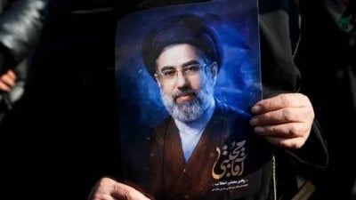 بشأن نقل مجتبى خامنئي إلى روسيا للعلاج... إيران تحسم الجدل!
