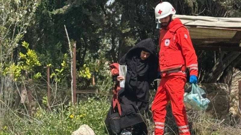 بعد أسبوعين من العزلة تحت القصف… إجلاء مواطنة من منزلها في أرنون