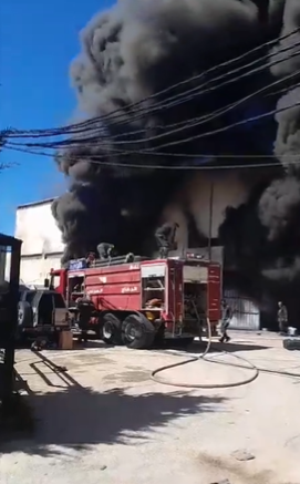 حريق ضخم في البقاع… النيران تلتهم معملًا للبلاستيك (فيديو)