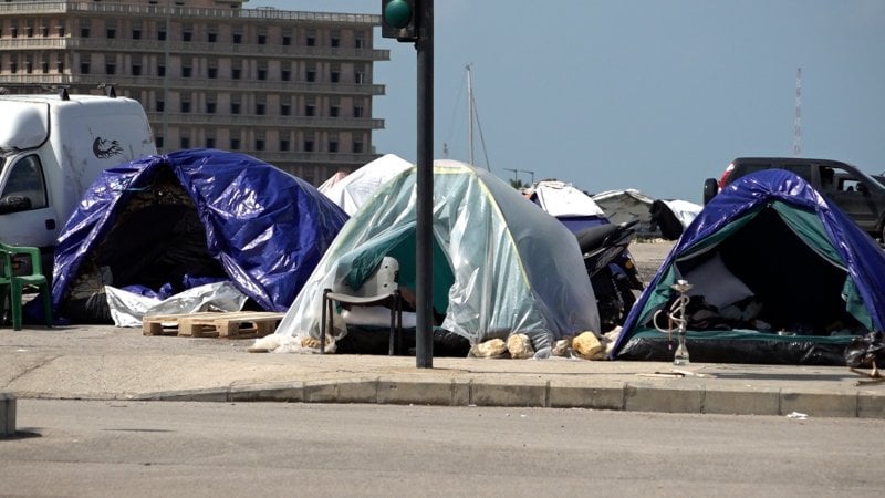 النازحون تحت المطر.. وجعٌ بلا سقف!
