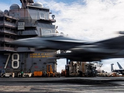 حريق استمر 30 ساعة على حاملة طائرات أميركية… و