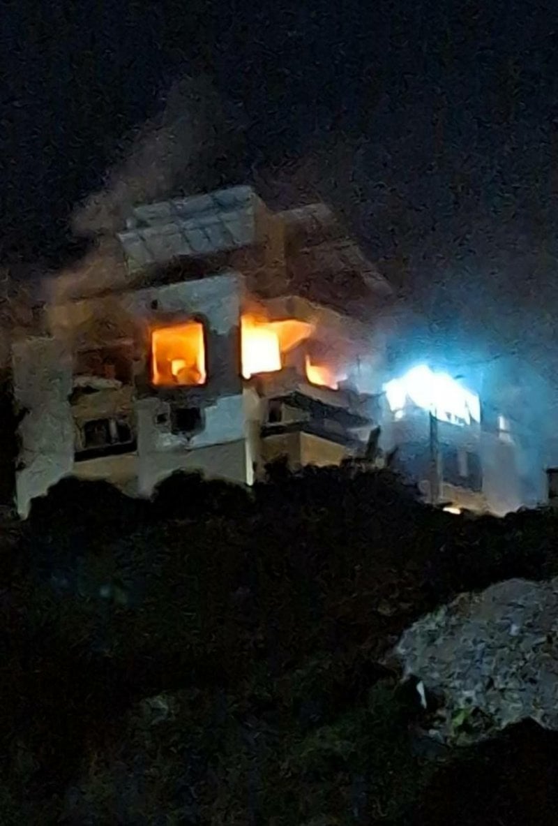 بعد يوم من الغارات والتحذيرات… إسرائيل تستهدف شقة في دوحة عرمون (فيديو)