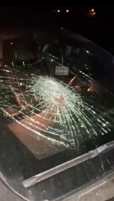 عقب الغارة الإسرائيلية… إشكال في دوحة عرمون وتحطيم سيارات (فيديو)