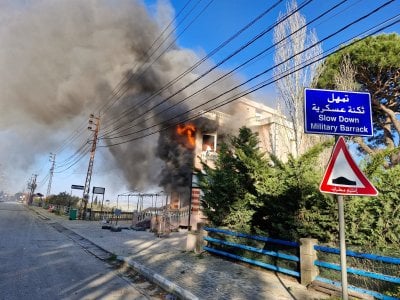 غارة مقابل ثكنة الجيش… وإصابات داخل غرفة في الغازية