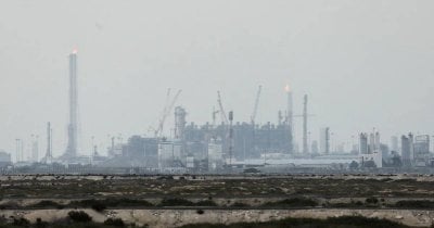 بعد هجمات صاروخية… قطر تعلن السيطرة على حرائق رأس لفان