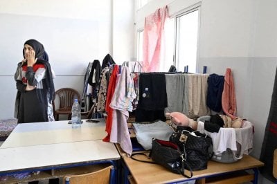 خلف جدران المدارس… النزوح يثقل كاهل النساء في أزمة إنسانية صامتة