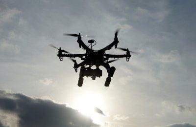 مسيّرات مجهولة تخترق أجواءً حساسة… وواشنطن ترفع مستوى التأهّب