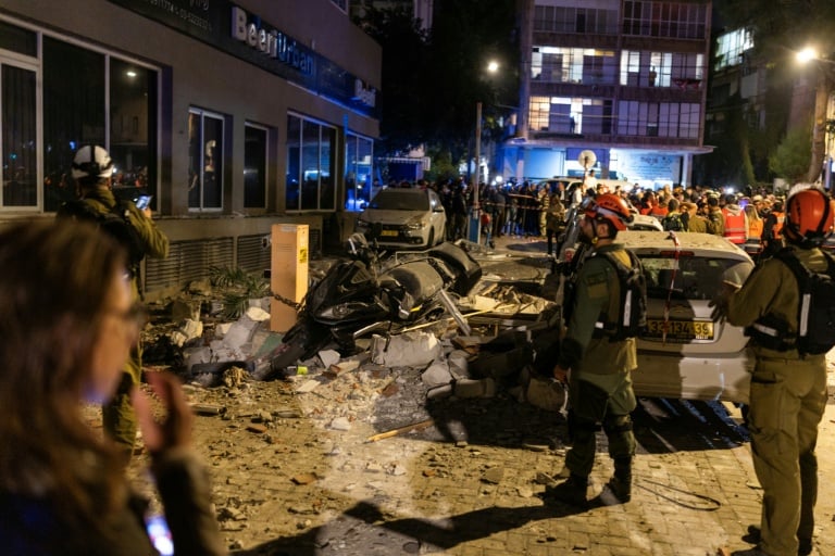 دوي إنذارات في 158 موقعًا… وشظايا صواريخ تتساقط في تل أبيب