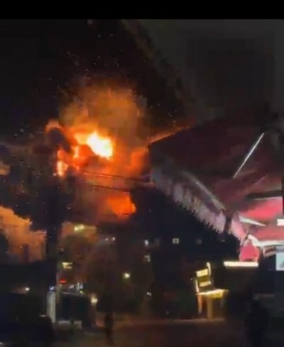 إسرائيل تستهدف المبنى المهدد في العاقبية... مشاهدٌ توثّق لحظة الغارة