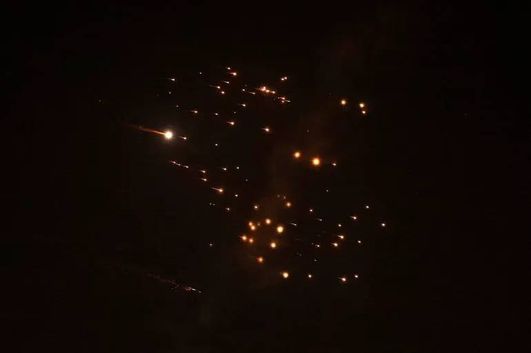 "انتقاماً للاريجاني"... صاروخٌ إيراني ينشطر فوق تل أبيب ويتسبب بكارثة (صور)