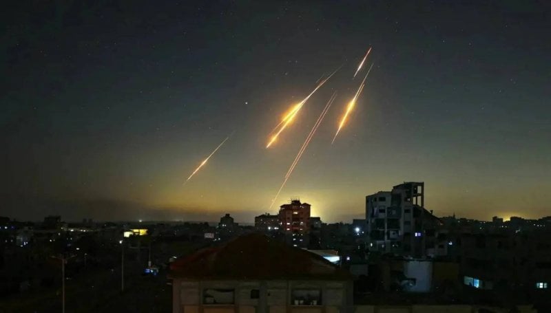 هجوم مزدوج… إيران تستهدف مواقع إعلامية إسرائيلية وتطال الأسطول الأميركي