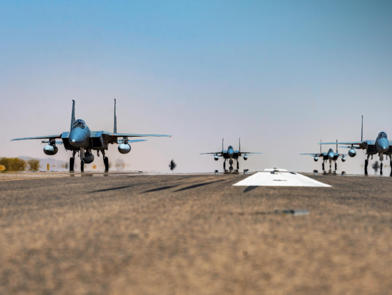 "حسابات إيران خاطئة"… السعودية تسقط المسيّرات وتلوّح بالرد