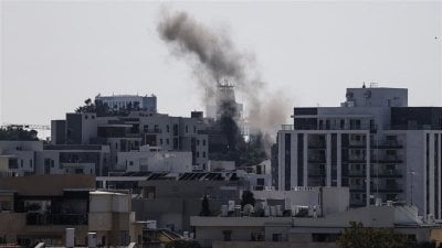 حريق في منشأة نقل بعد سقوط شظايا… الشمال الإسرائيلي تحت ضغط صاروخي متواصل