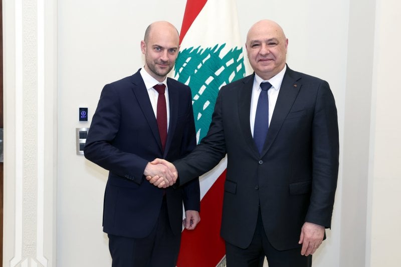 تحرك دبلوماسي لافت… عون يتمسك بالمبادرة وفرنسا تدخل على الخط