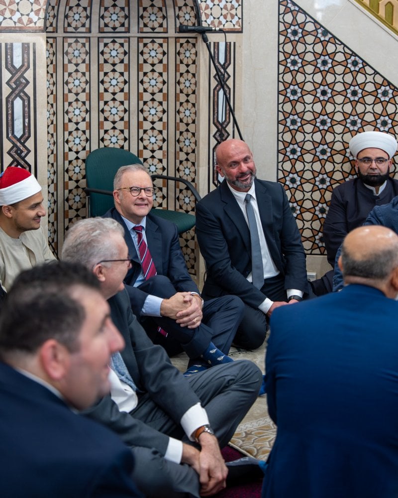 صلاة العيد تتحول إلى ساحة احتجاج... هتافات "عار عليكم" تهزّ أكبر مسجد بأستراليا (فيديو)