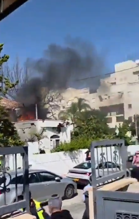 شظايا فوق تل أبيب وحرائق في حيفا… التصعيد الإيراني يتمدّد إلى العمق (فيديو)