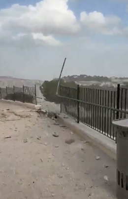 قرب الأقصى لأول مرة... سقوط شظايا صاروخ في القدس (فيديو)