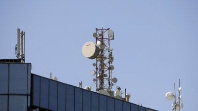 وزارة الاتصالات أمام تساؤلات: ما خلف القرارات الأخيرة؟