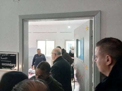 بين الغرف ومراكز الإيواء… وزير يطمئن النازحين