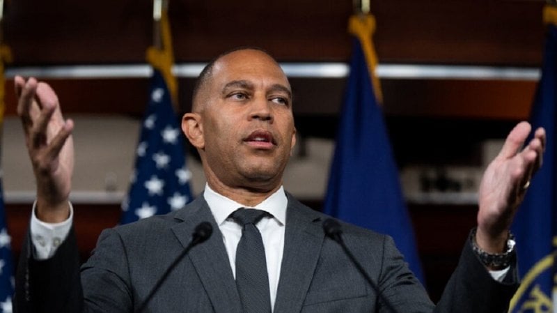 "ترامب جعلنا أقل أمانًا"... زعيم الديمقراطيين يطالب بتغيير النظام في أميركا