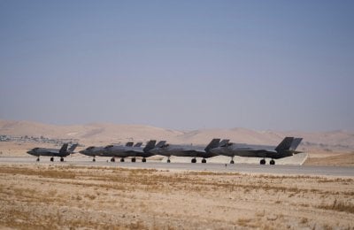 مواجهة جوية في سماء إيران... صاروخ يلاحق مقاتلة إسرائيلية