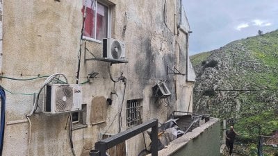 بالفيديو: صواريخ نحو المطلة وأضرار في أحد المباني… حزب الله يتبنى العملية!