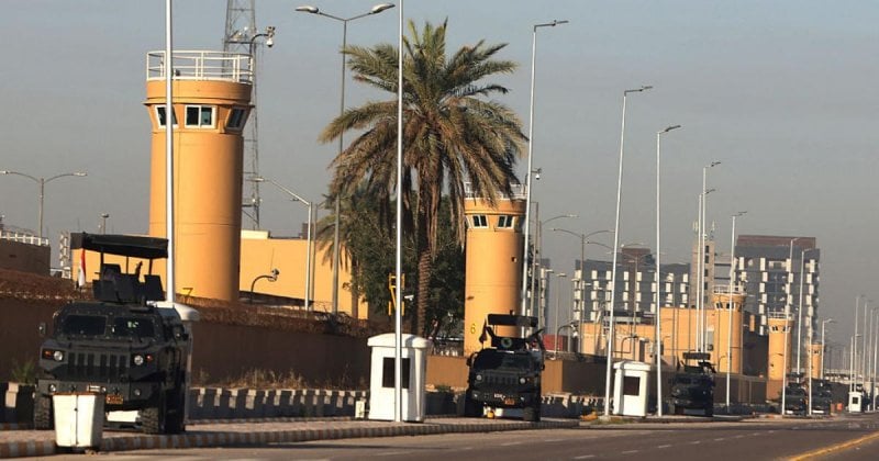 هجمات على السفارات تهزّ العراق… وتحذير من عزلة دولية!