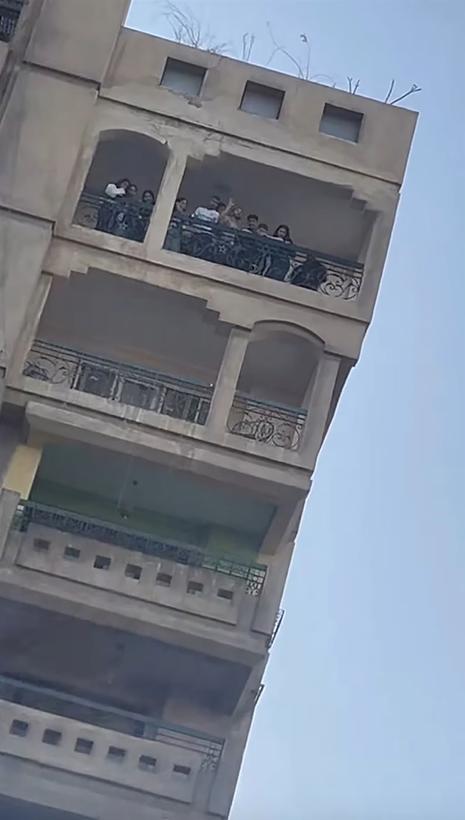 "مشهد صادم" عقب صلاة العيد... فيديو أمام مسجد يثير غضباً واسعاً في مصر