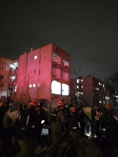 بعد ديمونا… صاروخ إيراني يضرب عراد وإسرائيل تعلن الطوارئ (فيديو)