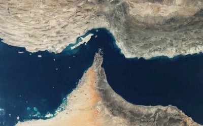 إيران تلوّح بإغلاق هرمز وتوسيع بنك الأهداف