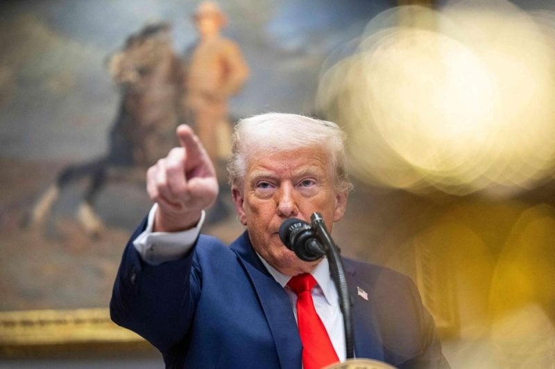 يشلّ الصواريخ ويسبّب نزيفًا داخليًا: ما الذي يقف وراء "سلاح يوم القيامة" الذي تحدّث عنه ترامب؟
