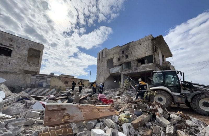 بعد 3 سنوات على الزلزال… مبنى ينهار في إدلب (فيديو) 