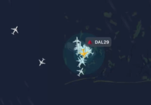 بالفيديو: إغلاق مطار لاغوارديا بعد تصادم طائرة بمركبة في نيويورك