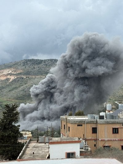 بعد الإنذار الإسرائيلي… الطيران الحربي يستهدف جسر الدلافة (فيديو)