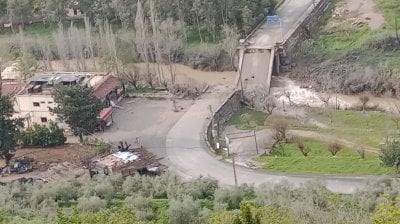 تصعيد يطال شرايين الجنوب الحيوية... جسر القعقعية يُدمَّر بالكامل (صور)
