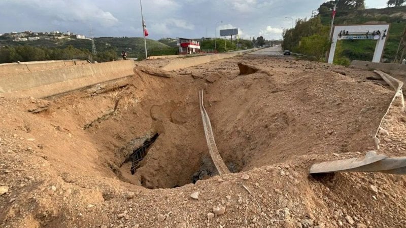 بعد استهدافه بالغارة الإسرائيلية... مشاهد توثّق حجم الأضرار في جسر القاسمية (فيديو)