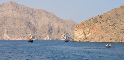 مضيق هرمز تحت الضغط… طهران تغلقه بوجه 